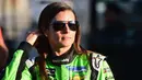 Pembalap wanita Danica Patrick berjalan dari pusat perawatan infield usai terlibat rabrakan di arena perlombaan balap Nascar Daytona 500 Cup di Daytona International Speedway (18/2). (Jared C. Tilton /Getty Images/AFP)