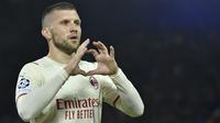 Terlalu banyak menyerang, Liverpool malah kebobolan di menit ke-42. Ante Rebic sukses memanfaatkan umpan Rafael Leao untuk menyamakan kedudukan. (Foto: AP/Rui Vieira)