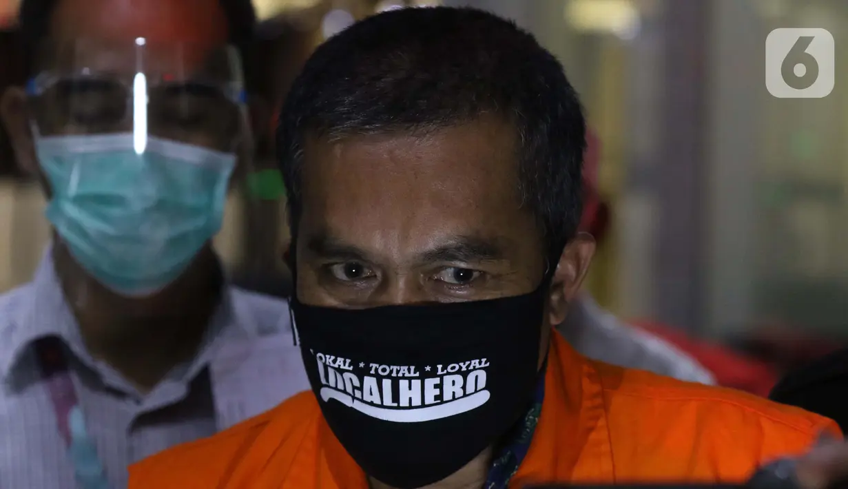 Kepala Bidang Pengadaan dan Pengembangan BKD Kabupaten Subang (2012 -2016), Heri Tantan Sumaryana digiring petugas usai menjalani pemeriksaan, di Gedung KPK Merah Putih, Jakarta, Kamis (10/9/2020). KPK menahan Heri Tantan Sumaryana terkait kasus dugaan gratifikasi. (Liputan6.comHelmi Fithriansyah)