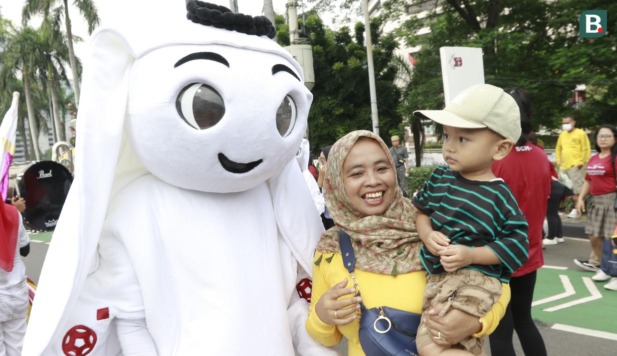 Maskot Piala Dunia 2022, La'eeb, menyapa warga Ibukota saat Car Free Day (CFD) di kawasan Sudirman, Jakarta, Minggu (06/11/2022). (Bola.com/M iqbal Ichsan)