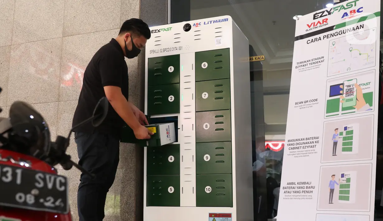 Petugas menguji coba penukaran baterai sepeda motor listrik di halaman kantor Ditjen Ketenagalistrikan ESDM, Jakarta, Senin (31/8/2020). Dengan adanya alat penukaran baterai tersebut maka dapat merangsang masyarakat beralih kepada kendaraan listrik daripada motor BBM. (Liputan6.com/Angga Yuniar)
