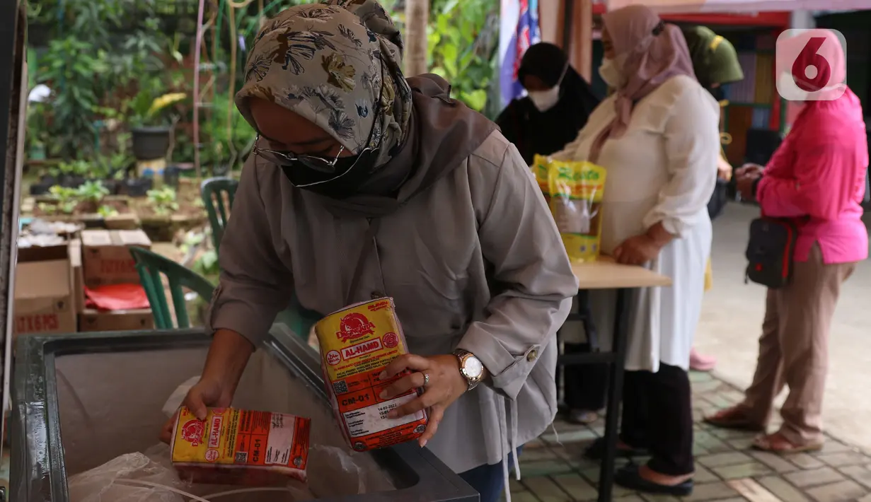 Petugas menyiapkan daging kerbau yang akan dibeli warga seusai mengikuti vaksinasi covid-19 di kawasan Tanah Tinggi, Kota Tangerang, Jumat (4/3/2022). Pemkot Tangerang mengadakan operasi pasar minyak dan daging murah bagi warga yang melaksanakan vaksin covid-19 di lokasi. (Liputan6.com/Angga Yuniar)