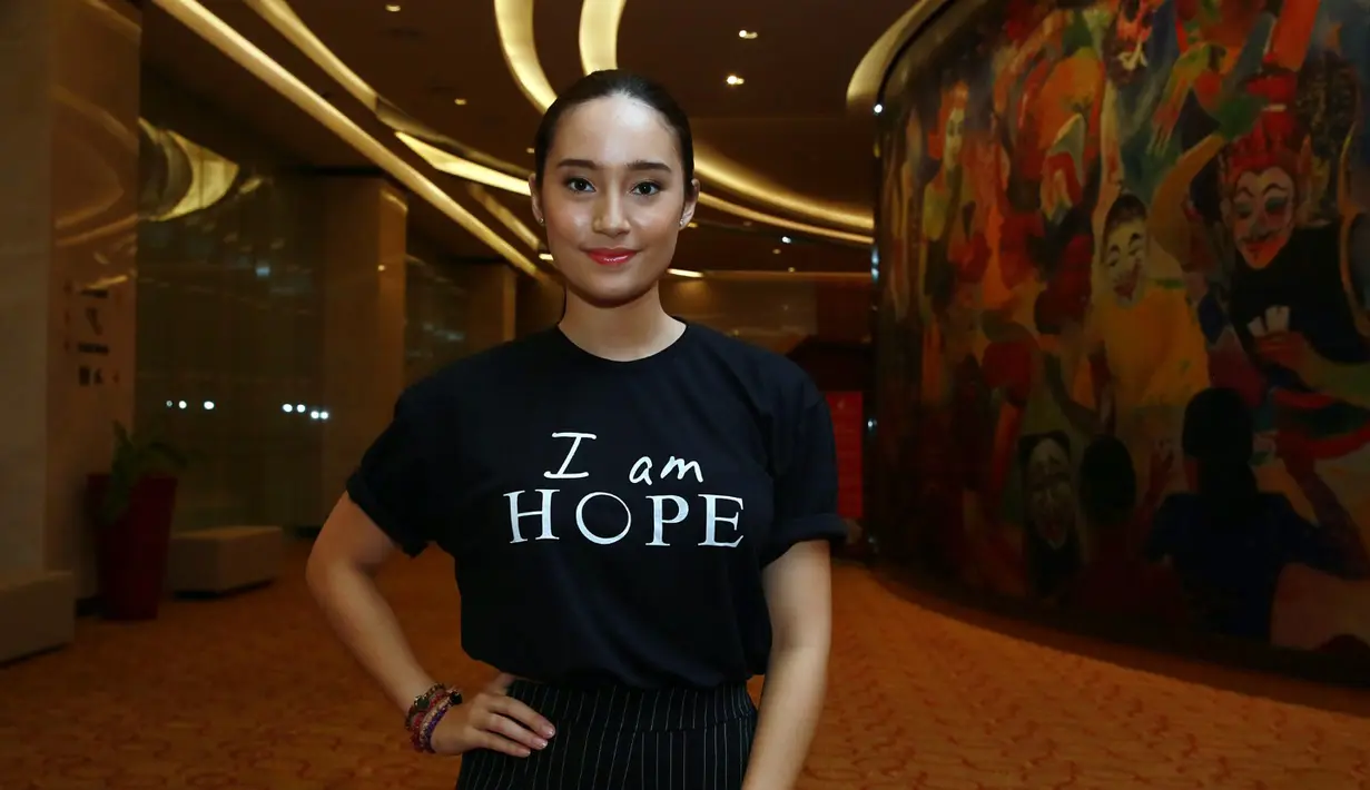 Tatjana mengaku menjadi lebih tau tentang penyakit yang dikenal sangat ganas tersebut ketika kerap menemani sang ibunda berobat. (Deki Prayoga/Bintang.com)