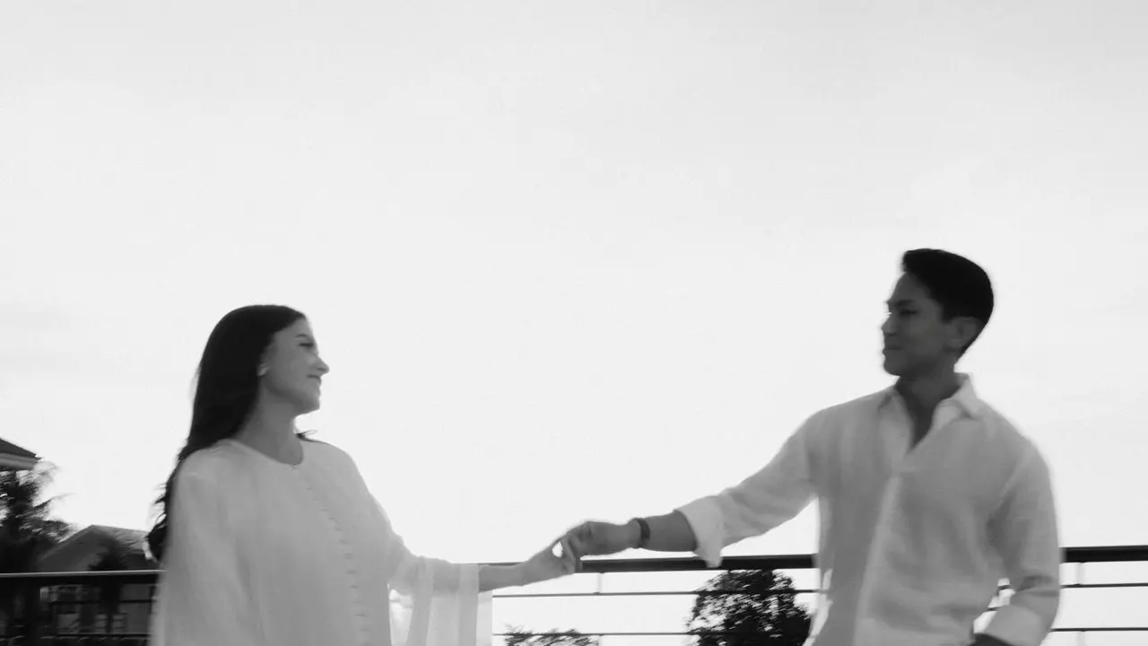 Pangeran Mateen Umumkan Kehamilan Sang Istri, Anisha Rosnah Curi Perhatian Lewat Kaftan Putih yang Elegan
