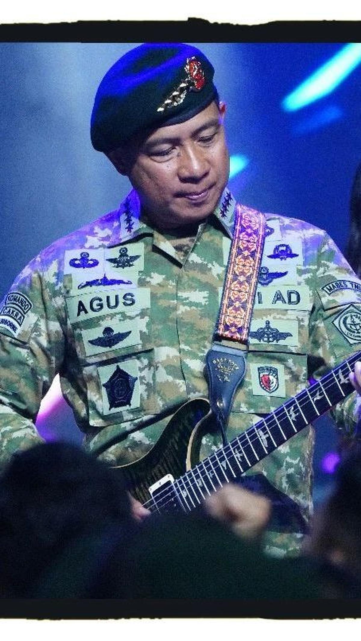 "Dirgahayu Komando Cadangan Strategis Angkatan Darat "Yudha Nirbaya Bhakti" CAKRA✨️ JAS91 ⭐️⭐️⭐️⭐️ TNI PRIMA," ucapnya. <br>