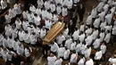 Sejumlah koki membawa peti jenazah Paul Bocuse saat upacara pemakaman di Katedral Saint-Jean di Lyon, Prancis tengah, (26/1). Lebih dari 1500 koki dunia hadiri misa pemakaman dengan memakai baju chef putih. (Philippe Desmazes/Pool Photo via AP)