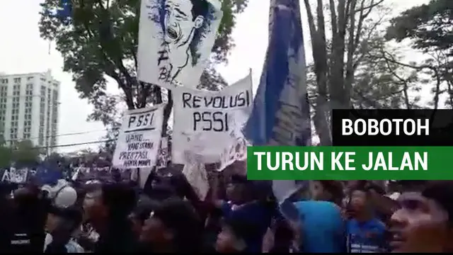 Ribuan bobotoh Persib Bandung melakukan aksi unjuk rasa dengan tema "Bandung Melawan Part 1" di depan Gedung Sate, Jalan Diponegoro, Bandung, Sabtu (13/10/2018).