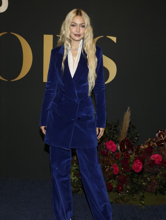 Model Gigi Hadid berpose saat menghadiri WWD Honors Awards yang diselenggarakan oleh Women's Wear Daily di Cipriani South Street  di New York, pada Selasa, 25 Oktober 2022. Gigi Hadid memilih pakaian yang stylish dengan setelan beludru biru kebesaran di atas kemeja kerah putih. (Photo by Andy Kropa/Invision/AP)