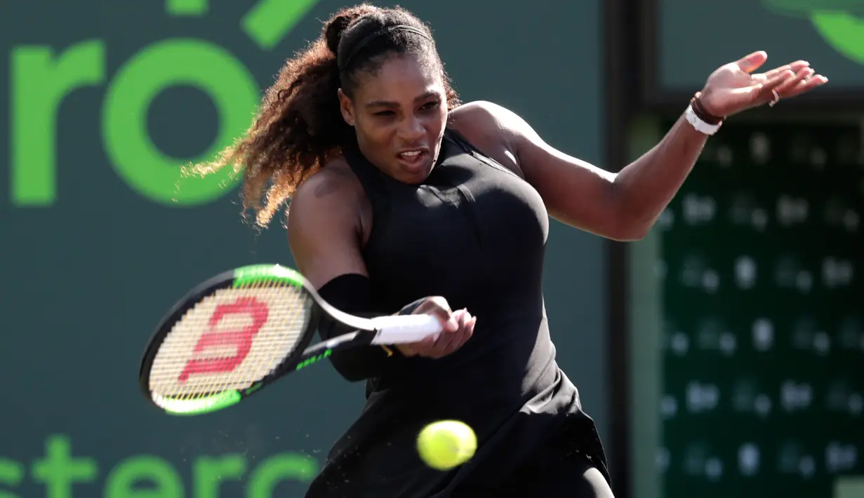 Mantan petenis nomor satu dunia, Serena Williams mengembalikan bola ke arah petenis Jepang, Naomi Osaka pada babak pertama Miami Terbuka di Crandon Park, Rabu (21/3). Serena langsung angkat koper di babak pertama dengan skor 3-6, 2-6. (AP/Lynne Sladky)
