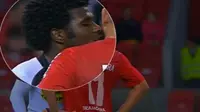 Video Pemain Ini Kecup Leher Lawan Usai Lakukan Pelanggaran