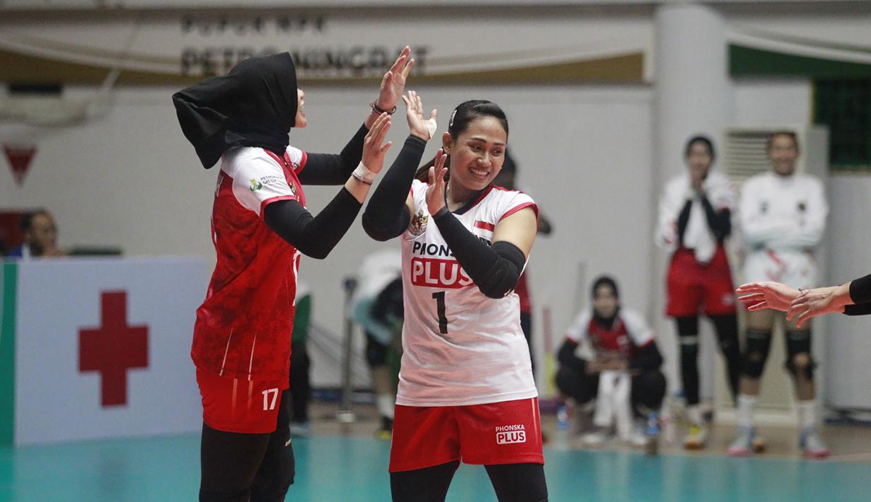<p>Selebrasi dua pemain timnas bola voli putri Indonesia, Wilda Siti Nurfadhilah (kiri) dan Yulis Indahyani setelah meraih poin saat menghadapi Chinese Taipei pada laga semifinal Kejuaraan Bola Voli Putri AVC Challenge Cup 2023 di GOR Tri Dharma, Gresik, Jawa Timur, Sabtu (24/6/2023). Indonesia menang 3-2 atas Chinese Taipei (22-25, 26-24, 22-25, 25-20 dan 15-12) dan memastikan lolos ke babak final untuk menantang Vietnam. (Dok. PBVSI)</p>