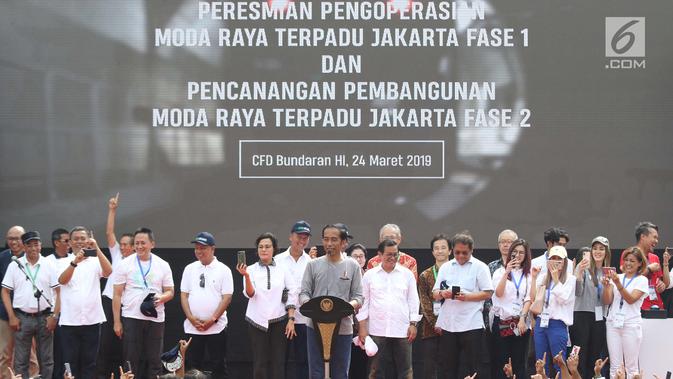 Presiden Joko Widodo (tengah) memberi sambutan peresmian pengoperasian Moda Raya Terpadu Jakarta fase 1 di kawasan Bundaran HI, Jakarta, Minggu (24/3). Acara ini sekaligus pencanangan pembangunan Moda Raya Terpadu Jakarta fase 2. (Liputan6.com/Helmi Fithriansyah)