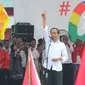 Capres 01 Joko Widodo saat kampanye terbuka di Banyumas, Jawa Tengah, Kamis (4/4). Dalam kampanye tersebut Jokowi mengajak para pendukung untuk memerangi hoax dan memenangkan pasangan no urut 01 Jokowi-ma'ruf di banyumas.(Liputan6.com/Angga Yuniar)