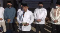 Kapolri Jenderal Listyo Sigit Prabowo turut terlibat dalam rangkaian perayaan Hari Raya Idul Adha 1443 H di lingkungan Polri, Minggu (10/7/2022). (Liputan6.com/Nanda Perdana Putra)