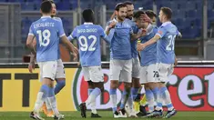 Gelandang Lazio, Marco Parolo (tengah) berselebrasi dengan rekan-rekannya usai mencetak gol ke gawang Parma pada pertandingan babak 16 besar Coppa Italia di Stadion Olimpiade Roma di Roma, Italia, Jumat (22/1/2021). Lazio menang atas Parma 2-1. (Alfredo Falcone/LaPresse via AP)