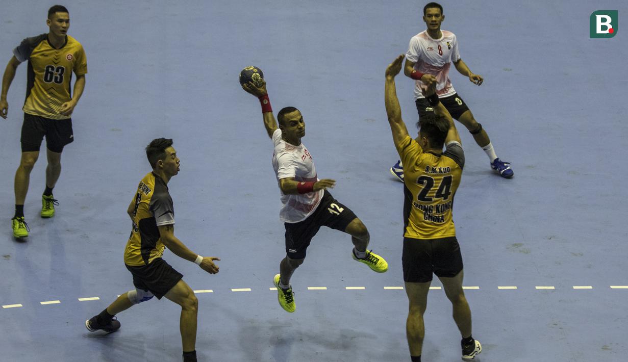 Atlet bola tangan Indonesia, Rafael Tolang, berusaha memasukan bola saat melawan Hongkong pada laga Grup C Asian Games di GOR Popki, Jakarta Timur, Senin (13/8/2018). Indonesia kalah 17-40 atas Hongkong. (Bola.com/Vitalis Yogi Trisna)