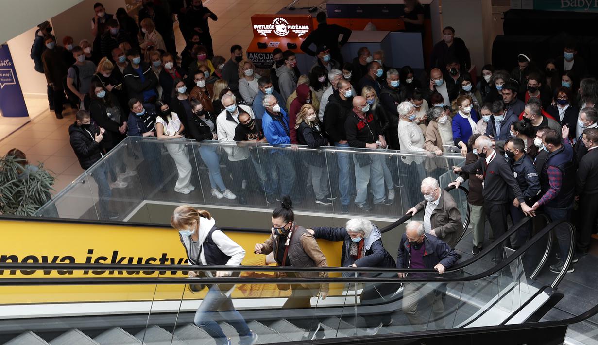 Antrean warga Serbia untuk mendapatkan vaksinasi dan menjadi satu dari 100 orang yang menerima voucher belanja di pusat perbelanjaan Usce di Beograd, Kamis (6/5/2021). Pemerintah Serbia menawarkan uang Rp 430 ribu bagi warganya yang divaksinasi COVID-19 sebelum akhir Mei. (AP/Darko Vojinovic)