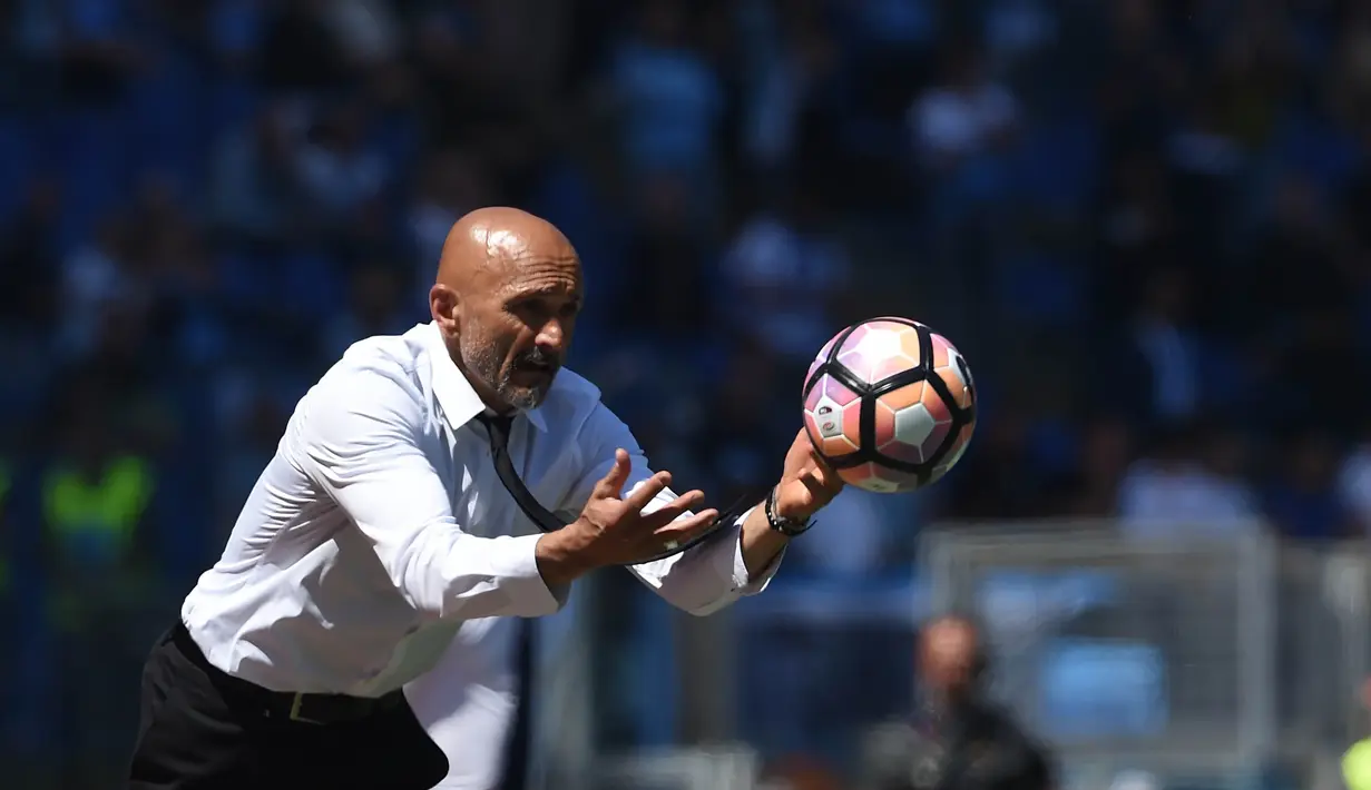 Pelatih AS Roma, Luciano Spalletti, memberikan arahan kepada anak asuhnya saat pertandingan melawan Lazio pada laga lanjutan Seria A Italia di Stadion Olympic, Roma (30/04/2017). Luciano Spalletti resmi melatih Inter Milan. (AFP/Filippo Monteforte)