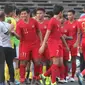 Bek Timnas Indonesia U-22, Firza Andika, bersalaman dengan staff Malaysia U-22 usai laga Piala AFF U-22 2019 di Stadion National Olympic, Phnom Penh, Selasa (20/2). Kedua negara bermain imbang 2-2. (Bola.com/Zulfirdaus Harahap)