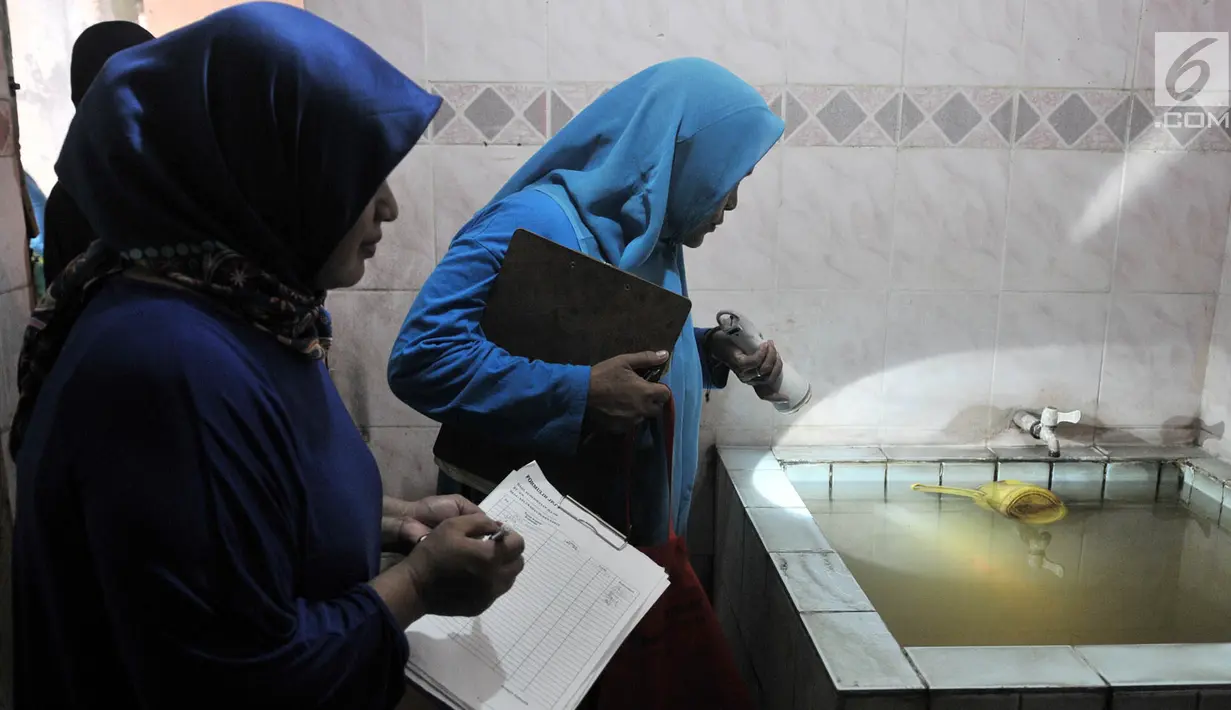 Tim Juru Pemantau Jentik (Jumantik) Kelurahan Duren Sawit melakukan pemantauan jentik nyamuk Aedes Aegypti pada bak mandi salah satu warga di kawasan Duren Sawit, Jakarta, Rabu (27/2). (Merdeka.com/Iqbal S. Nugroho)