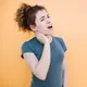 Sahabat Fimela, ada satu kebiasaan sederhana yang bisa kamu lakukan sebelum mulai aktivitas, yaitu lip dan jaw release di pagi hari. [Dok/freepik.com]
