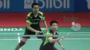 Pasangan Malaysia, Tan Kian/Lai Peng bersiap menahan serangan Tontowi Ahmad/Liliyana Natsir pada babak pertama Indonesia Open 2018 di Istora Senayan, Jakarta, (3/6/2018). Tontowi/Liliyana menang 21-11 21-14.  (Bola.com/Nick Hanoatubun)