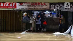 Luapan Kali Pesanggrahan membanjiri lantai dasar Pasar Cipulir, Kebayoran Lama, Jakarta Selatan, pada Selasa 4 Maret 2025. (Liputan6.com/Angga Yuniar)