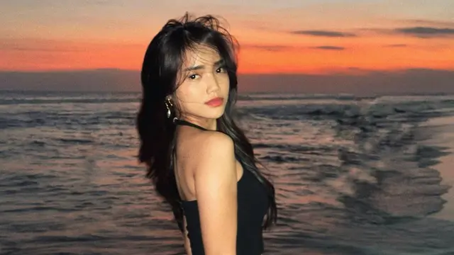 6 Tampilan Stunning Fuji An Pose di Pantai saat Sunset, Buktikan Keindahan Suasana Jelang Magrib