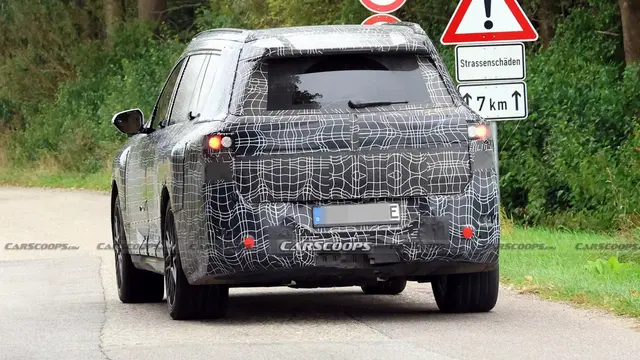 Prototipe BMW iX7 diyakini sanggup menempuh jarak lebih dari 600 km sekali isi daya (Carscoops)