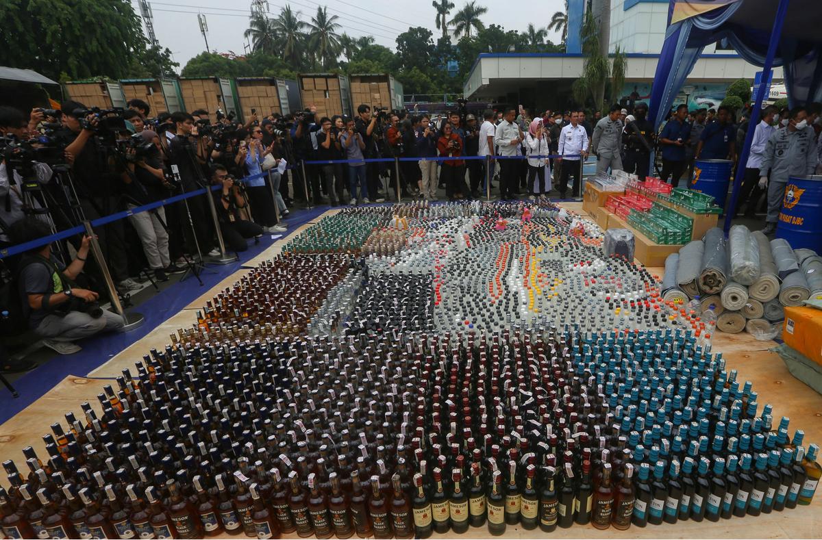 Menko Polkam Budi Gunawan dan Menkeu Sri Mulyani musnahkan barang penyelundupan