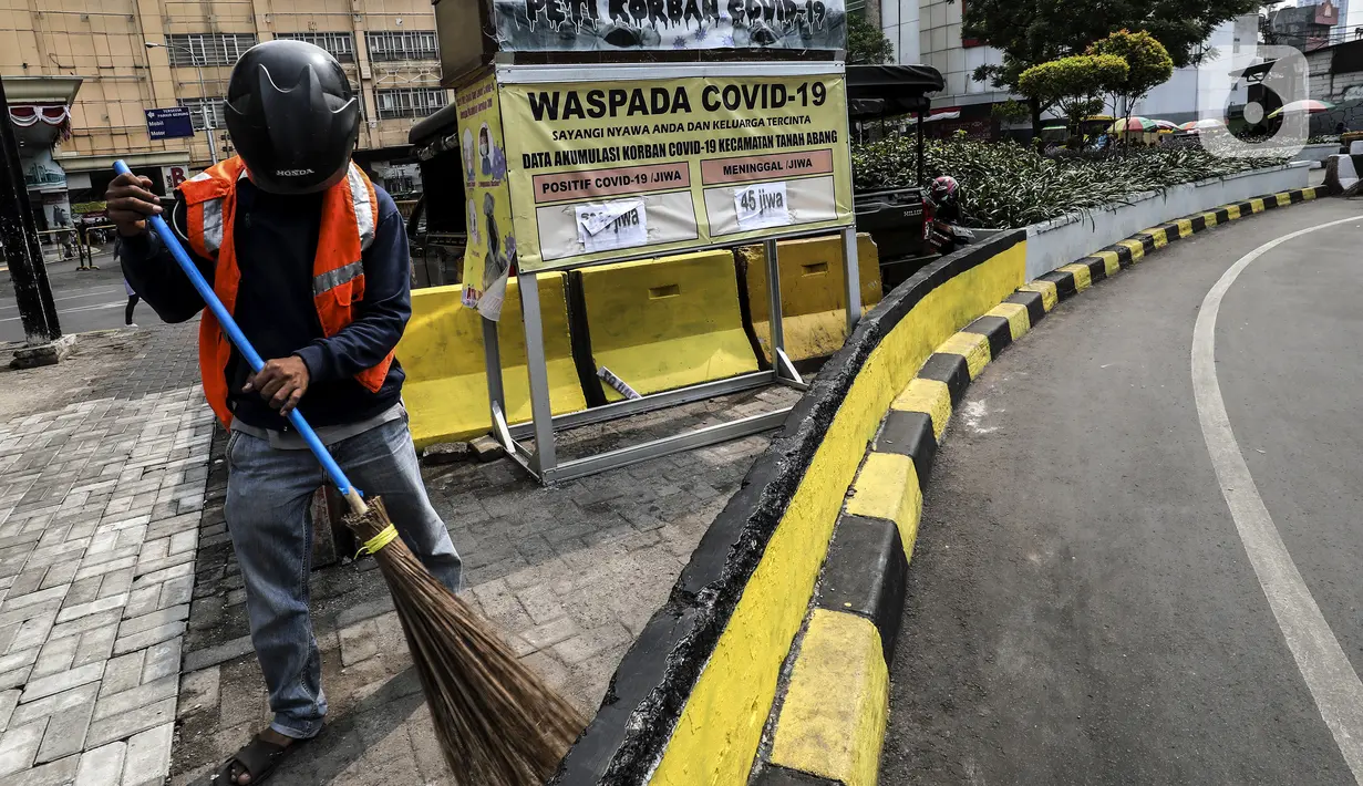 Warga pelanggar Pembatasan Sosial Berskala Besar (PSBB) dihukum menyapu saat terjaring razia masker di wilayah Tanah Abang, Jakarta, Senin (14/9/2020). Razia tersebut guna menekan kasus penyebaran COVID-19 di Jakarta pada masa PSBB. (Liputan6.com/Johan Tallo)