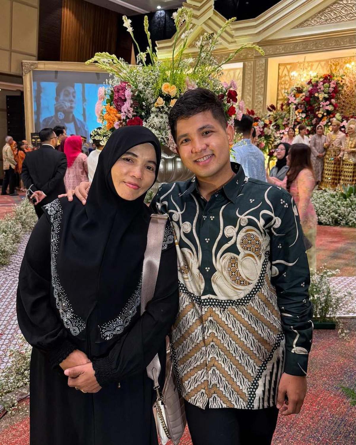 8 Potret Jirayut Kondangan Dua Hari Berturut-turut, Ganteng Pakai Batik - Ajak Ibunda Tercinta