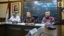 Menteri Koperasi dan UKM Teten Masduki (tengah) memberi keterangan saat konferensi pers di Kementerian Koperasi dan UKM, Jakarta, Selasa (5/11/2019). Teten menyatakan pihaknya bertekad membawa produk-produk UMKM masuk ke dalam rantai pasok global (global value chain). (Liputan6.com/Faizal Fanani)