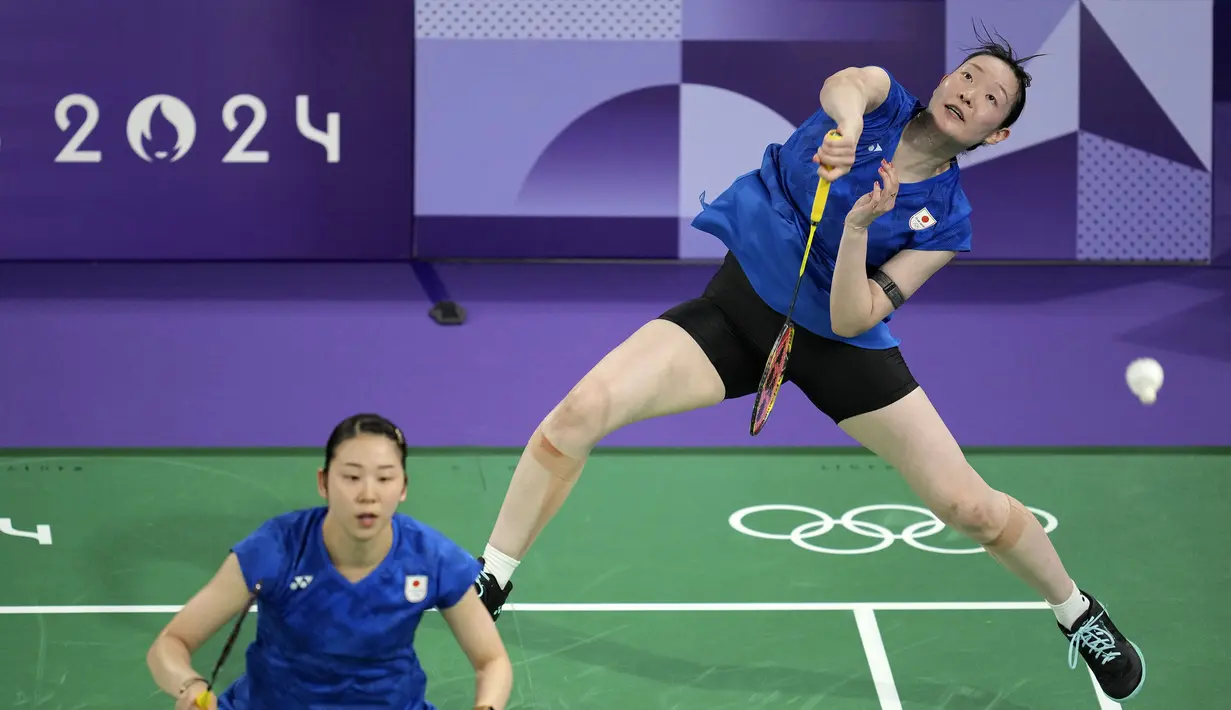 Pebulu tangkis ganda putri Jepang, Mayu Matsumoto/Wakana Nagahara memukul kok ke arah pasangan Indonesia, Apriyani Rahayu/Siti Fadia Silva pada laga Grup B bulu tangkis Olimpiade Paris 2024 di Porte de la Chapelle Arena, Paris, Prancis, Sabtu (27/07/2024). (AP Photo/Dita Alangkara)
