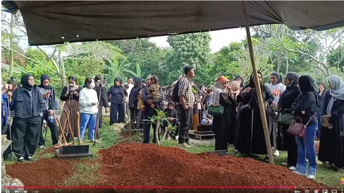 Persiapan Pemakaman Mpok Alpa dari Rumah Duka Sampai Peristirahatan Terakhir