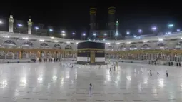 Sejumlah jemaah mengelilingi Ka’bah di Masjidil Haram, Makkah, Arab Saudi, Minggu (26/7/2020). Karena pandemi COVID-19, Arab Saudi membatasi jumlah jemaah haji tahun ini hanya untuk sekitar 1.000 orang. (Saudi Ministry of Media via AP)