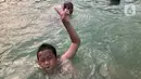 Keseruan anak-anak berenang di kolam penghias taman Pasar Baru di Jakarta, Rabu (2/9/2020). Meskipun terdapat larangan, namun sejumlah anak tetap nekat berenang di kolam tersebut sehingga mengganggu ketertiban umum. (Liputan6.com/Immanuel Antonius)