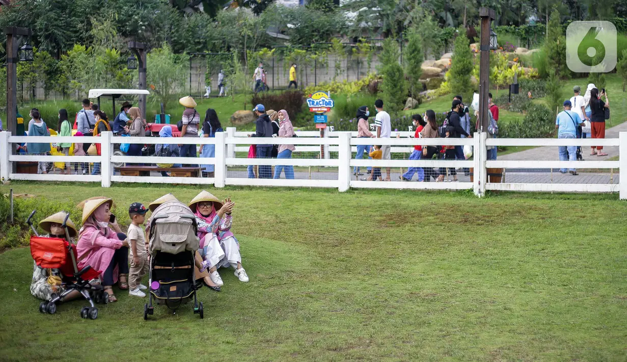 Wisatawan bermain di Cimory Dairyland, Puncak, Bogor, Jawa Barat, Minggu (31/10/2021). Pelonggaran PPKM dimanfaatkan masyarakat untuk berlibur ke tempat wisata dengan tetap memberlakuan protokol kesehatan COVID-19. (Liputan6.com/Faizal Fanani)