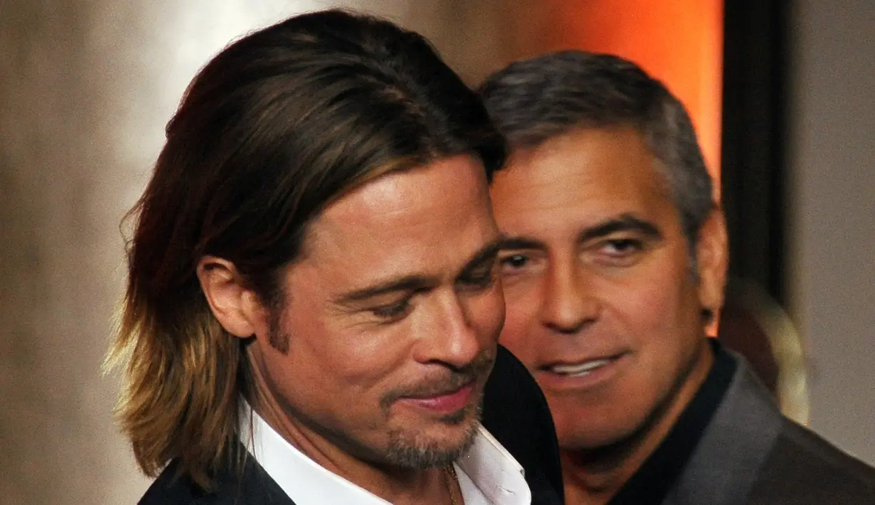 Tak salah jika Brad Pitt memilih George Clooney sebagai sahabat yang bisa menjadi tempat mencurahkan kesedihannya. Pasalnya Pitt dan Clooney sudah banyak menghabiskan waktu bersama saat berada di satu film. (AFP/Bintang.com)
