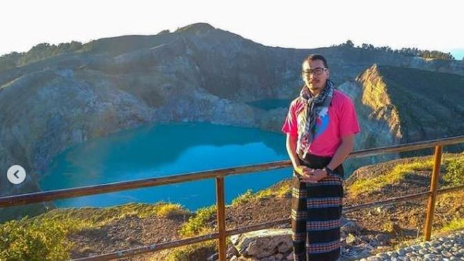 Pengunjung Taman Nasional Kelimutu saat mengenakan ragi (dok.instagram/@tamannasionalkelimutu/https://www.instagram.com/p/CJu_7YjnLKS/Komarudin)