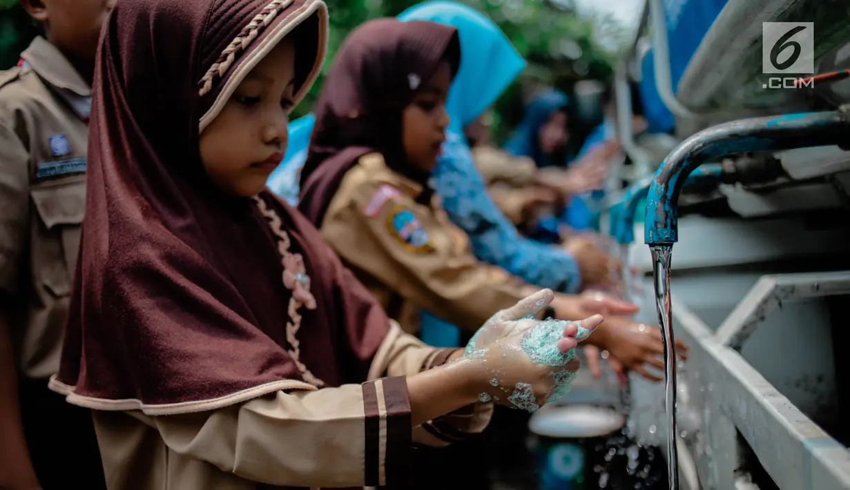 Sejumlah siswa mempraktikan cuci tangan yang benar ketika memperingati Hari Cuci Tangan Pakai Sabun Sedunia di Jakarta, Rabu (17/10). Kegiatan tersebut untuk mengajarkan kepada siswa tentang pentingnya menjaga kesehatan. (Liputan6.com/Faizal Fanani)