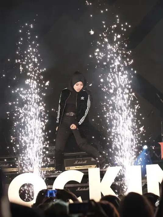 Bahkan, beberapa waktu lalu Tantri tampil di panggung juga dengan hijabnya. Ciri khas berbusana hitam pun tetap hadir dari diri Tantri. (Instagram/tantrisyalindri)