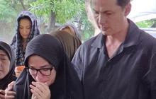 Potret Andhika Pratama Ungkap Alasan Ibu dan Adik Ussy Sulistiawaty Dimakamkan Satu Liang Lahat