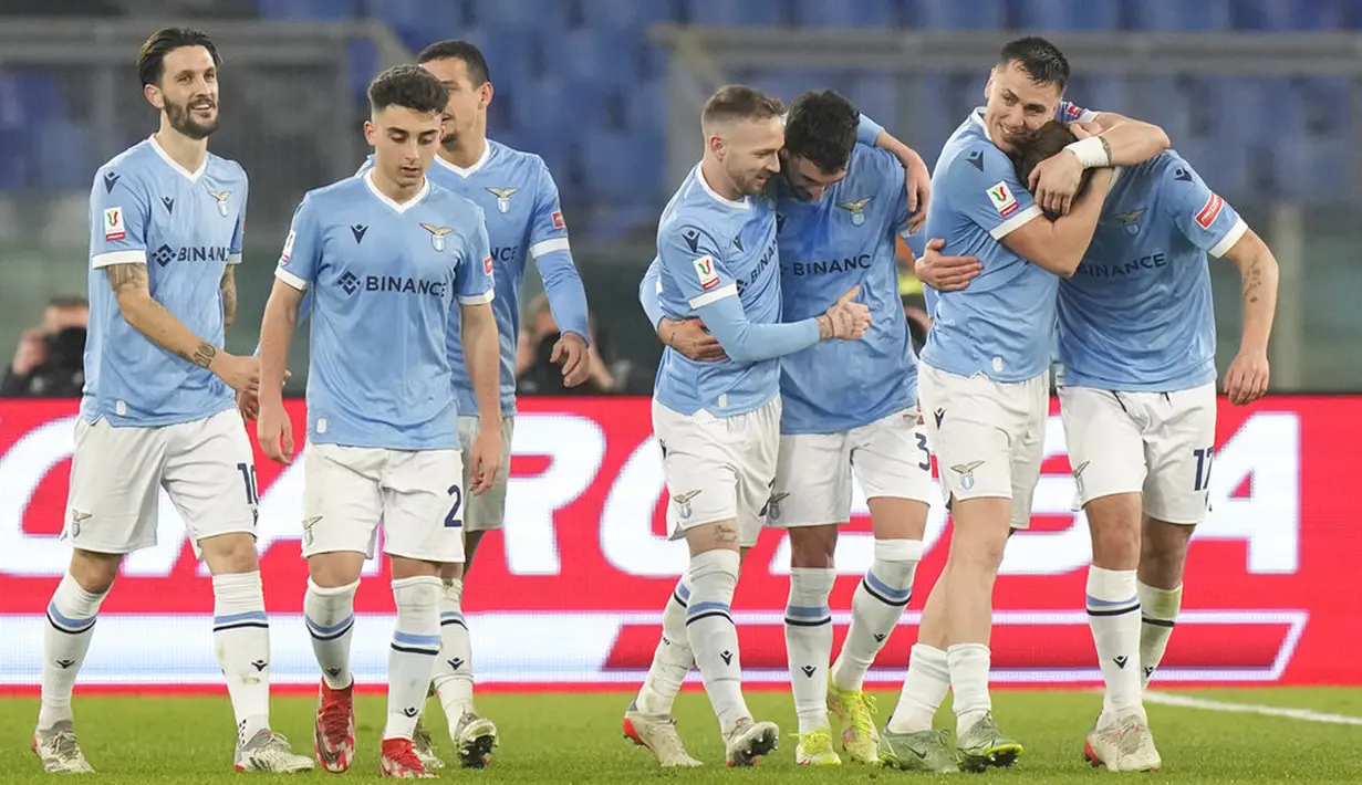 Pemain Lazio Ciro Immobile (kanan) melakukan selebrasi bersama rekan setimnya usai mencetak gol ke gawang Udinese pada pertandingan sepak bola Coppa Italia di Olympic Stadium, Roma, Italia, 18 Januari 2021. Lazio menang dengan skor 1-0. (AP Photo/Andrew Medichini)