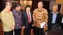 Kepala Staf Kepresidenan, Luhut Binsar Pandjaitan berbincang dengan sejumlah pimpinan DPR RI, Jakarta, Kamis (2/4/2015). Kedatangan Luhut dalam rangka berkordinasi terkait pelaksanaan dan peringatan KAA ke-60 di Bandung. (Liputan6.com/Helmi Afandi)