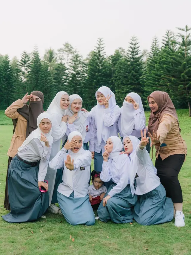 7 Potret Ririe Fairus Pakai Seragam SMA Bersama Buah Hati Ini Tuai Sorotan