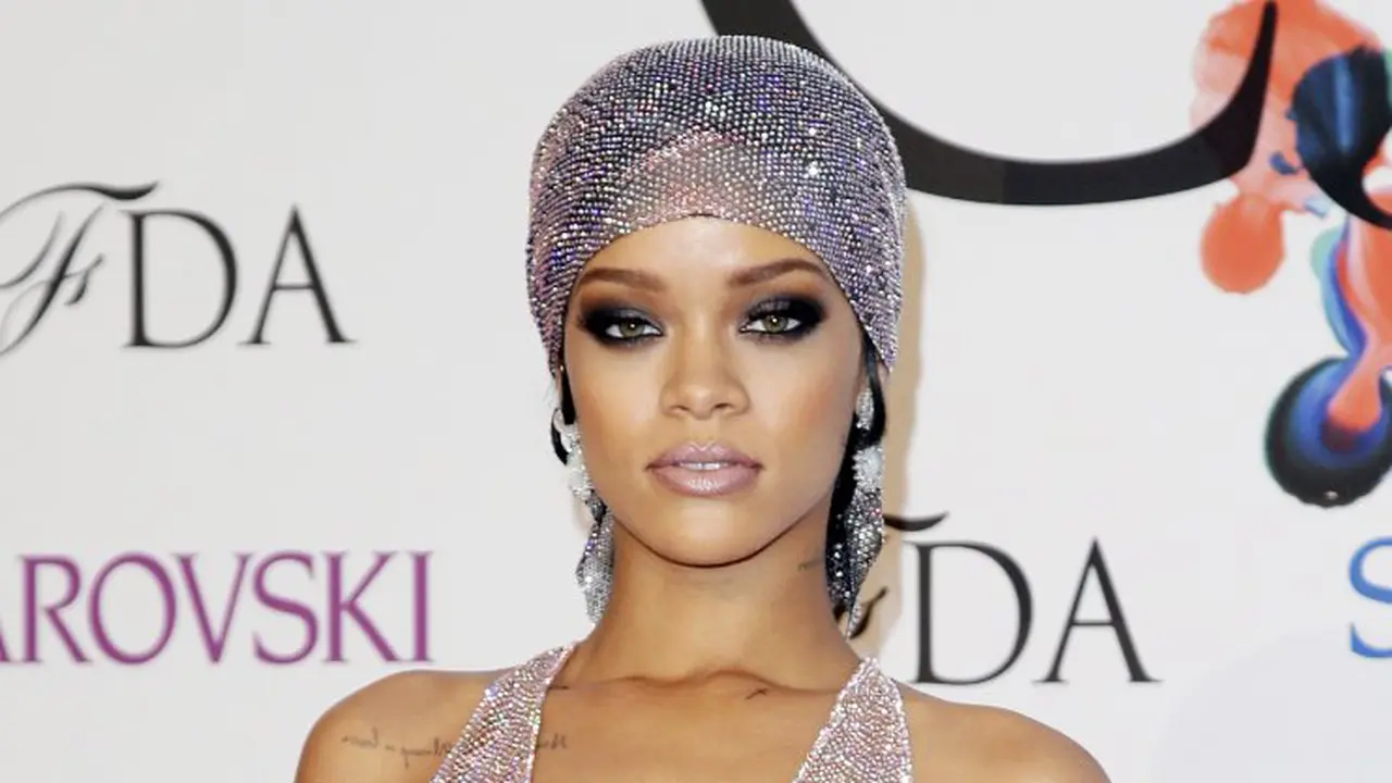 Rihanna Pamer Tubuh Seksinya Dari Atas Kapal Pesiar Mewah