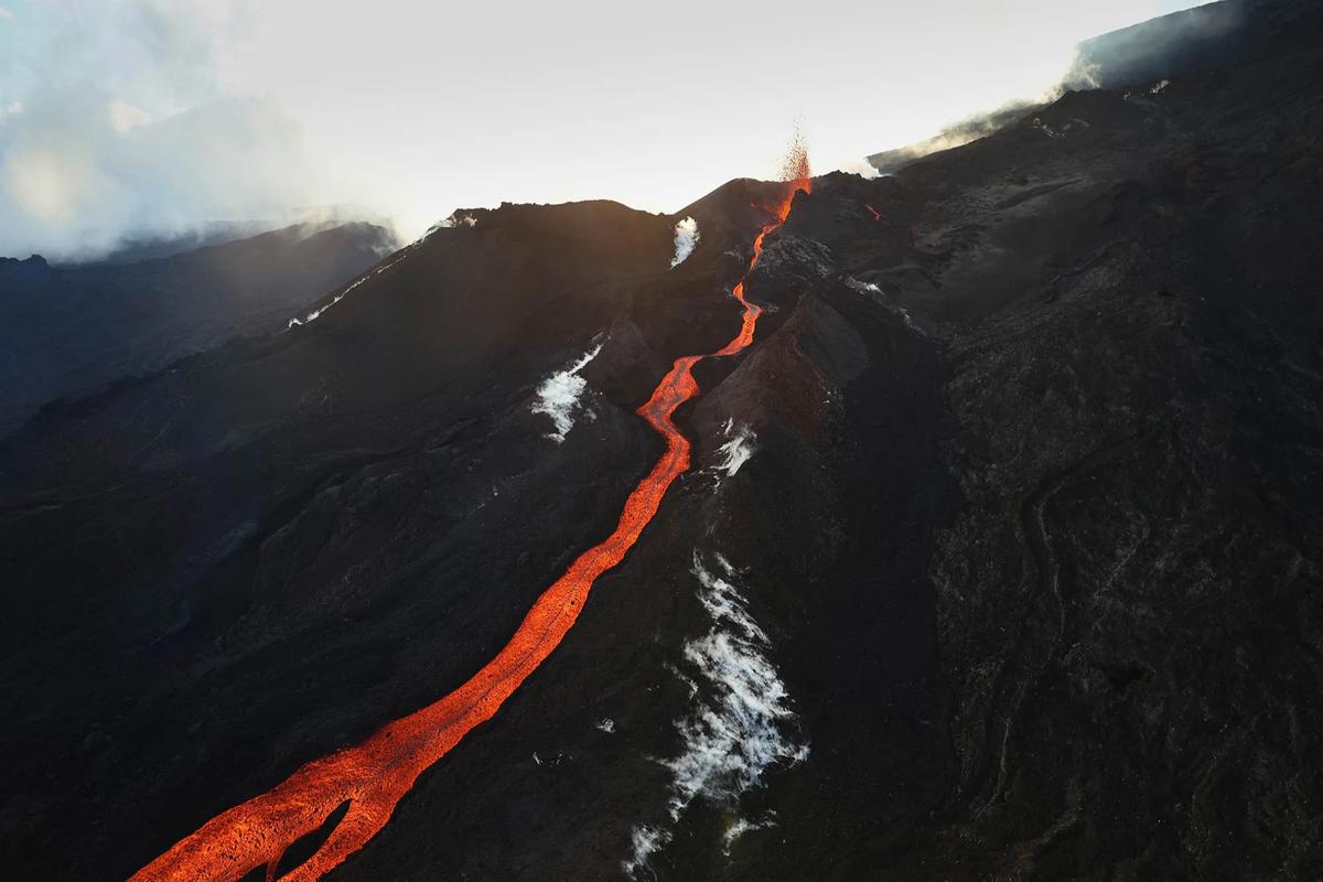 FOTO: Semburan Lava Pijar Warnai Erupsi Piton de la Fournais