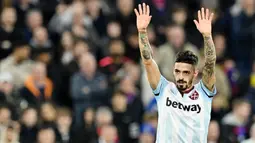 Pemain West Ham United, Manuel Lanzini, saat melawan Crystal Palace pada laga Liga Inggris di Stadion Selhurst Park, (1/1/2022). Nama Manuel Lanzini mulai mencuat saat bermain untuk West Ham United pada musim panas 2016. Pemain berdarah Argentina itu ternyata pernah satu tim dengan Ciro Alves saat masih berseragam Fluminese. (AFP/Justin Tallis)