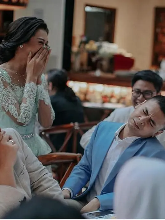 "Ekspresi pas nyadar gak bisa gebet cewek lain. #HariPatahHatiKelurahan," tulis Raditya pada 9 Desember 2017. (Instagram/raditya_dika)